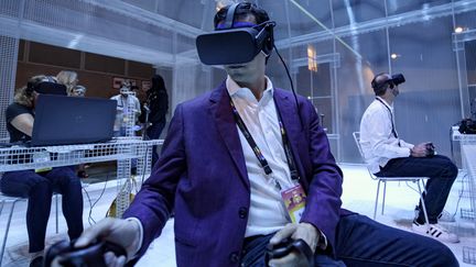 Des personnes testent un jeu&nbsp;en réalité virtuelle lors d'une exposition à Los Angeles, en Californie (Etats-Unis), le 4 mai 2018.&nbsp; (RONEN TIVONY / NURPHOTO)