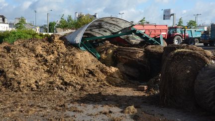 Des &eacute;leveurs en col&egrave;re ont d&eacute;vers&eacute; du lisier devant une grande surface de Brest (Finist&egrave;re), le 21 juillet 2015. (MAXPPP)