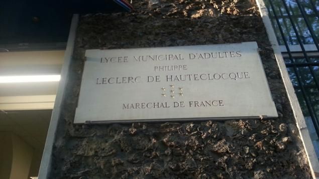 &nbsp; (Plaque à l'entrée du lycée © RF / Mathilde Lemaire)