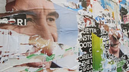 Une affiche de campagne de Fran&ccedil;ois Bayrou, &agrave; Pau (Pyr&eacute;n&eacute;es-Atlantiques), le 6 juin 2012. (CHRISTOPHE RAUZY / FTVI)