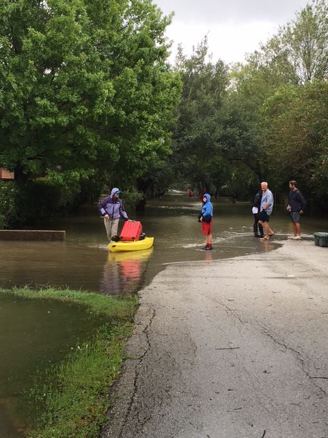 Le canoë, seul moyen d'emporter l'essentiel pendant les inondations (DR)