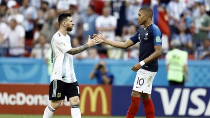 Comme un passage de témoin. Lionel Messi quitte la Coupe du monde après la défaite de l'Argentine face à la France de Kylian Mbappe (4-3), en huitième de finale, le 30 juin 2018 à Kazan en Russie. (MEHDI TAAMALLAH / NURPHOTO / AFP)