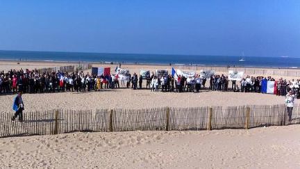 &nbsp; (La manifestation sur la plage de Calais, dimanche 4 octobre © Radio France - Mathilde Dehimi)