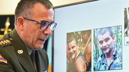 Le commandant de la police colombienne Jorge Luis Vargas&nbsp;lors d'une conférence de presse au sujet de la mort du commandant des FARC Nestor Vera, le 15 juillet 2022, à Bogota. (DANIEL MUNOZ / AFP)