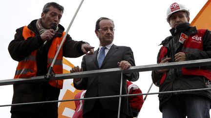 Fran&ccedil;ois Hollande aux c&ocirc;t&eacute;s d'Edouard Martin (G), d&eacute;l&eacute;gu&eacute; CFDT de&nbsp;l'usine ArcelorMittal de Florange (Moselle), et d'un responsable CGT, le 24 f&eacute;vrier 2012. (DESSONS / JDD / SIPA)