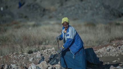 ancienne employée de maison qui s'est improvisée mineure pour élever neuf de ses petits-enfants, travaille depuis dix ans comme un forçat à Kimberley, la capitale sud-africaine du diamant. Dès l'aube, elle y pioche sans relâche la terre rocailleuse et la tamise avec l'espoir d'en extraire une pierre précieuse.
 (Mujahid Safodien / AFP)