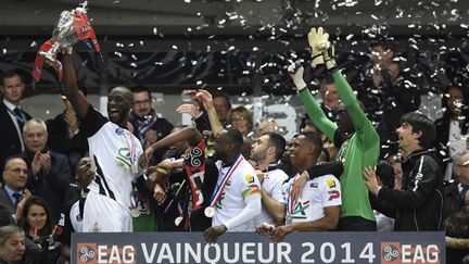 L'En Avant Guingamp remporte la Coupe de France 2014, ici levée par Mustapha Yatabare (FRANCK FIFE / AFP)