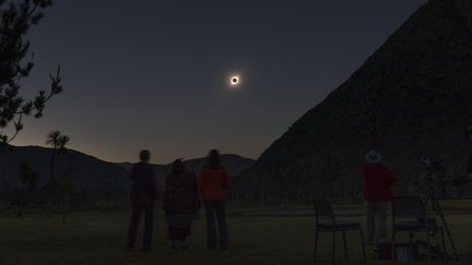 Des Chiliens observent l'éclipse de soleil, le 2 juillet 2019 à El Molle (Chili). (STAN HONDA / AFP)