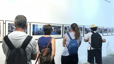 "Ghorban, né un jour qui n'existe pas", le reportage photo d'Olivier Jobard, est exposé au couvent des Minimes, à Perpignan, dans le cadre du festival Visa pour l'image. (JULIEN PASQUALINI / RADIO FRANCE)