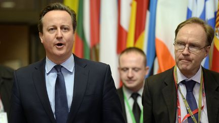 L'ancien Premier ministre britannique, David Cameron (G), et l'ex-ambassadeur auprès de l'Union européenne, Ivan Rogers (D), le 19 février 2016 à Bruxelles (Belgique). (THIERRY CHARLIER / AFP)