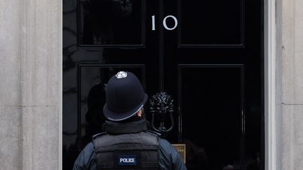 Un policier devant Dowing Street, à Londres, le 26 janvier 2022. (WIKTOR SZYMANOWICZ / NURPHOTO / AFP)