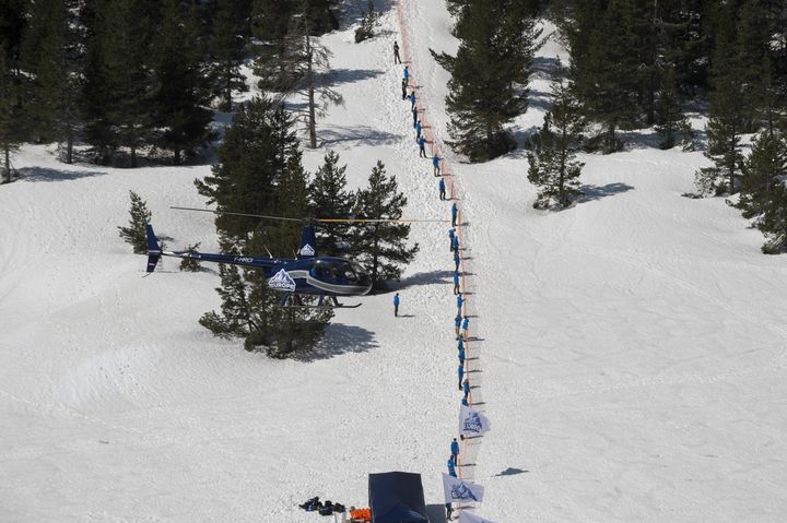 Des militants d'extrême droite dressent une barrière en plastique pour contrôler le passage des migrants entre l'Italie et la France, samedi 21 avril à Nevache (Hautes-Alpes). (ROMAIN LAFABREGUE / AFP)