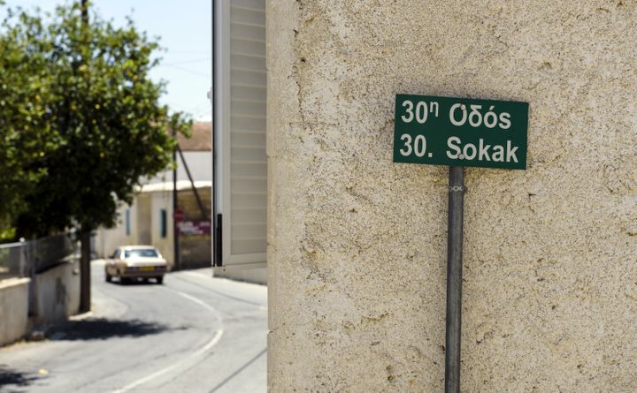 A Pyla (Chypre), où vivent des habitants issus des communautés grecque et turque, les panneaux sont rédigés dans les deux langues.&nbsp; (IAKOVOS HATZISTAVROU / AFP)