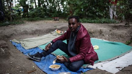 Un migrant soudanais qui s'est r&eacute;fugi&eacute; au Bois Dormoy, dans le 18e arrondissement de Paris, avec une cinquantaine de personnes.&nbsp; (LAURENCE GEAI / SIPA)
