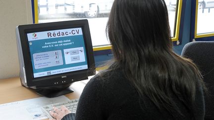 Une demandeuse s'emploi regarde les instructions pour r&eacute;diger un CV &agrave; l'agence de P&ocirc;le Emploi, le 28 juillet 2011, &agrave; Bailleul. (PHILIPPE HUGUEN / AFP)