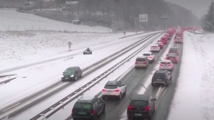 Dimanche 3 janvier, la neige a surpris les automobilistes en retour de vacances. Le point à la mi-journée avec la journaliste France Télévisions Noëlle Vaille, en direct de l'A20 (Haute-Vienne).&nbsp; (France 3)