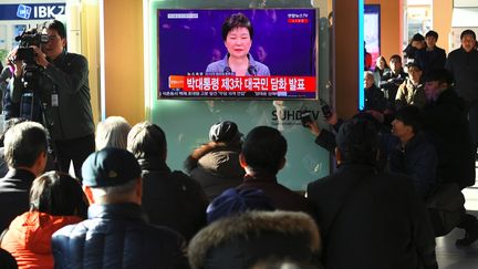 Des Coréens regardent une déclaration de leur présidente&nbsp;Park Geun-hye à la télévision, le 29 novembre 2016 à Séoul (Corée du Sud). (JUNG YEON-JE / AF)