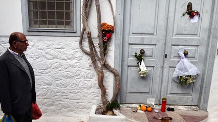 Des habitants de l'île d'Hydra ont déposé des fleurs et différents objets en hommage à leur voisin disparu, Leonard Cohen (12 novembre 2016)
 (Louisa Gouliamaki / AFP)