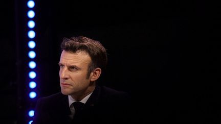 Emmanuel Macron lors de la conférence de&nbsp;l’Agence française de développement (AFD), consacrée aux investissements durables à destination de l’Afrique, à Paris, le 16 février 2022.&nbsp; (SARAH MEYSSONNIER / POOL / AFP)