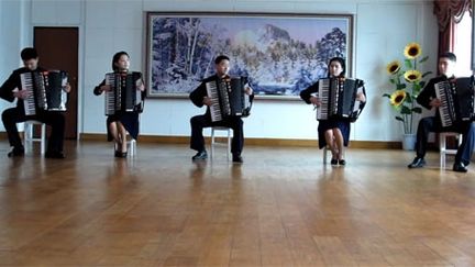 Les jeunes musiciens alignés devant un tableau jouent avec un certain entrain le tube de 1985. (Morten Traavik)