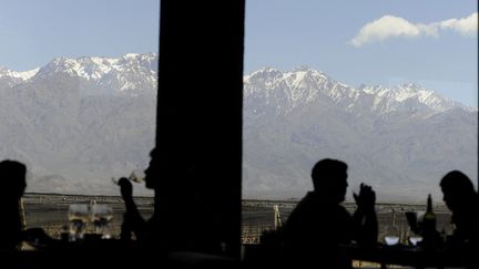 Des touristes attablés à la terrasse d'un restaurant de la vallée d'Uco, en Argentine, dans la province de Mendoza prisée pour ses vignes,&nbsp;le 26 septembre 2021. (ANDRES LARROVERE / AFP)