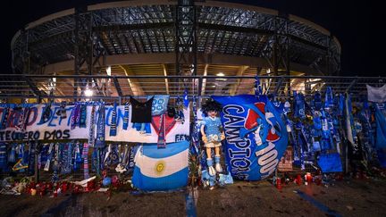 Les hommages à Maradona se sont multipliés devant le stade San Paolo  (FRANCO ROMANO / NURPHOTO)