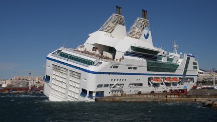 Le Napol&eacute;on Bonaparte dans le port de Marseille (Bouches-du-Rh&ocirc;ne) le 28 octobre 2012. (ERIC DULIERE / MAXPPP)