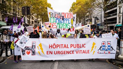 Des personnes manifestent pour exiger davantage de moyens et d'effectifs pour les hôpitaux publics, le 14 novembre 2019 à Paris.&nbsp; (XOSE BOUZAS / HANS LUCAS / AFP)