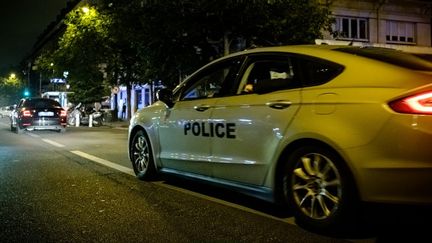 Une&nbsp;voiture de police lors d'un rassemblement de policiers devant le Bataclan à Paris le 26 juin 2020. (SAMUEL BOIVIN / NURPHOTO / AFP)