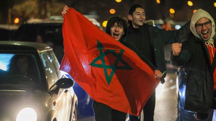 Un supporter du Maroc célèbre la victoire face au Portugal en quart de finale de la Coupe du monde 2022 dans les rues de Montbéliard (Doubs), le 10 décembre 2022. (JEAN-BAPTISTE BORNIER / MAXPPP)