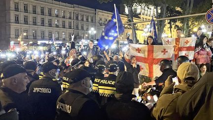 Des manifestants protestent contre "la loi russe" à Tbilissi, en Géorgie, le 3 mai 2024. (TAKASHI ITODA / YOMIURI / AFP)