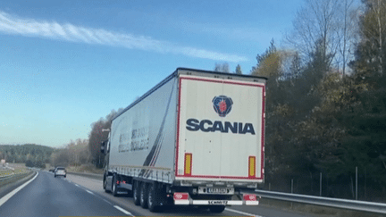 En Suède, des camions sont pilotés par ordinateur grâce à des capteurs et des caméras. Une innovation qui ne suffira pas à répondre au manque de chauffeurs routiers auquel est confrontée la France. (franceinfo)