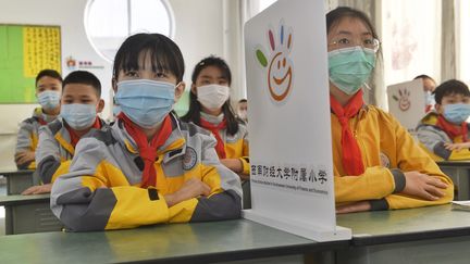 Des élèves d'une école primaire à Chengdu (Chine), le 27 avril 2020. (LIU KUN / XINHUA)