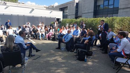 Olivier Véran (à gauche) écoute le maire de Beaucaire Julien Sanchez, lors du débat organisé avec des habitants de Beaucaire (Gard), le 15 septembre 2022 (AUDREY TISON / FRANCEINFO / RADIO FRANCE)