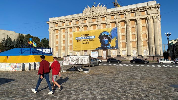 Des passants devant le siège de l'administration régionale de Kharkiv (Ukraine), le 8 septembre 2023. (FABIEN MAGNENOU / FRANCEINFO)