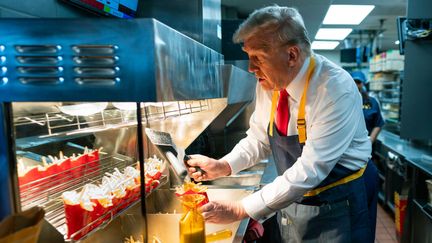 Donald Trump sert des frites dans un McDonald's, le 20 octobre 2024, à Feasterville-Trevose (Pennsylvanie). (GETTY IMAGES NORTH AMERICA)