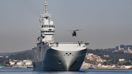 Le porte-hélicoptères amphibie "Dixmude" quitte le port de Toulon (Var), le 3 avril 2020. (ANNE-CHRISTINE POUJOULAT / AFP)