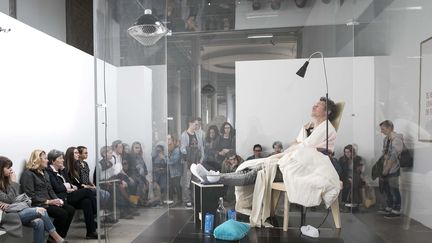 Abraham Poincheval en pleine couvaison sous l'oeil des visiteurs du Palais Tokyo en avril.
 (Romuald Meigneux / SIPA)