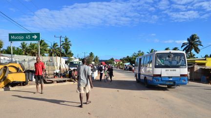 Dans les rue de Macomia (nord du Mozambique), où le journaliste Amade Abubacar travaille pour une radio locale (juin 2018). (EMIDIO JOSINE / AFP)