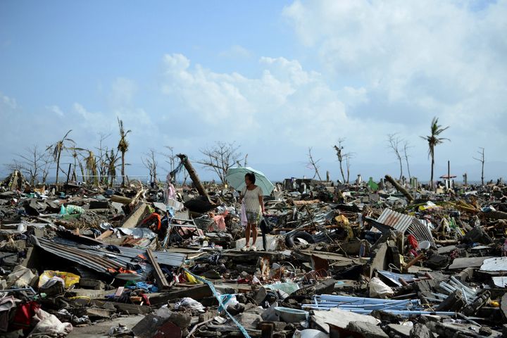 Ile de Leyte, côte orientale des Philippines, 11 novembre 2013. Une survivante parmi les débris.
 (Noel Celis / Agence France-Presse)