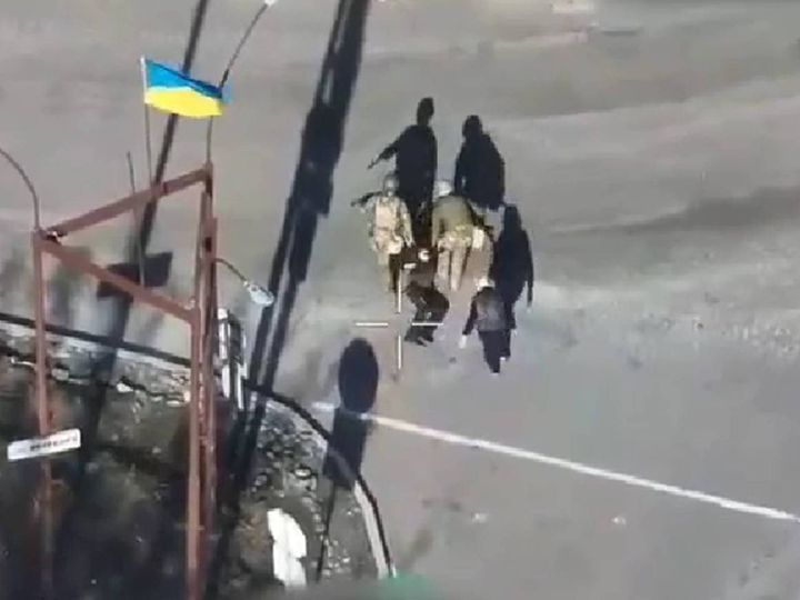 Deux soldats viennent secourir des civils dans un véhicule, selon une vidéo diffusée le 26 octobre 2024 sur Telegram par une chaîne proche de l'armée ukrainienne. (GHOST OF KHORTYTSIA  / TELEGRAM)