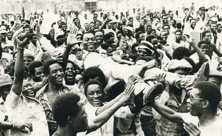 Fela Kuti porté par ses supporters lors du lancement de son parti au Nigéria, the Movement of People (MOP) en novembre 1978, une photo exposée à la Philharmonie de Paris pour "Rébellion Afrobeat". (COLLECTION JACQUELINE GRANDCHAMP-THIAM)