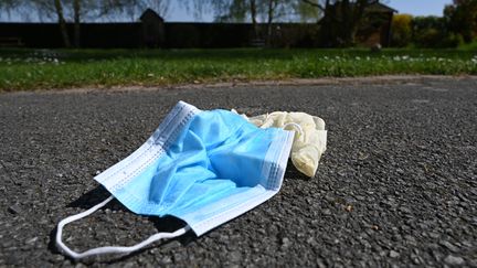 Des gants en latex et un masque jetés&nbsp;sur la voie publique à&nbsp;Lille dans le département du Nord,&nbsp;le 10 avril 2020 (photo d'illustration). (DENIS CHARLET / AFP)