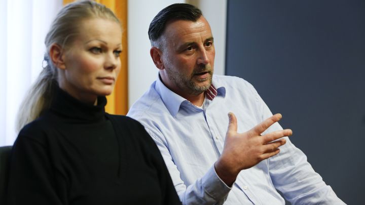 Kathrin Oertel et Lutz Bachmann, leaders du mouvement Pegida, lors d'un entretien avec Reuters, &agrave; Dresde (Allemagne), le 12 janvier 2015. (FABRIZIO BENSCH / REUTERS )