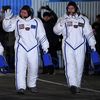 Le Français Thomas Pesquet (à droite), le Russe Oleg Novitsky (au centre) et l'Américaine Peggy Whitson (à gauche) saluent la foule&nbsp;à&nbsp;Baïkonour, en Russie, avant leur décollage pour la Station spatiale internationale, le 17 novembre 2016. (KIRILL KUDRYAVTSEV / AFP)