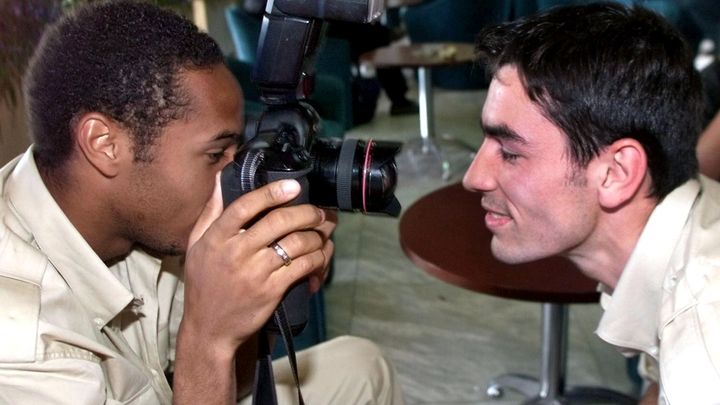 Thierry Henry (&agrave; gauche) photographie Robert Pir&egrave;s le 4 juin 1998 &agrave; Helsinki (Finlande). (GABRIEL BOUYS / AFP)