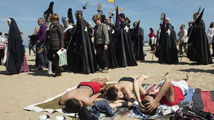 Des p&eacute;nitents passent sur une plage lors de leur procession &agrave; Valence en Espagne, le 3 avril 2015.&nbsp; (JOSE JORDAN / AFP)