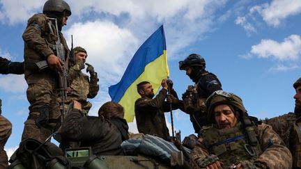 Des soldats ukrainiens sur une route près de Lyman, dans la région de Donetsk (Ukraine), le 4 octobre 2022.&nbsp; (ANATOLII STEPANOV / AFP)