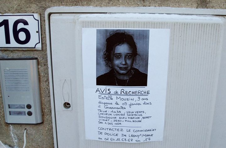 Un avis de recherche d'Estelle Mouzin placardé à Guermantes (Seine-et-Marne).&nbsp; (JEAN AYISSI / AFP)