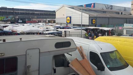 Deux hommes&nbsp;ont été pris à partie par la population après avoir braqué le supermarché Lidl, dans le 15e arrondissement de Marseille (Bouches-du-Rhône), le 15 septembre 2018. (OLIVIER MARTOCQ / RADIO FRANCE)